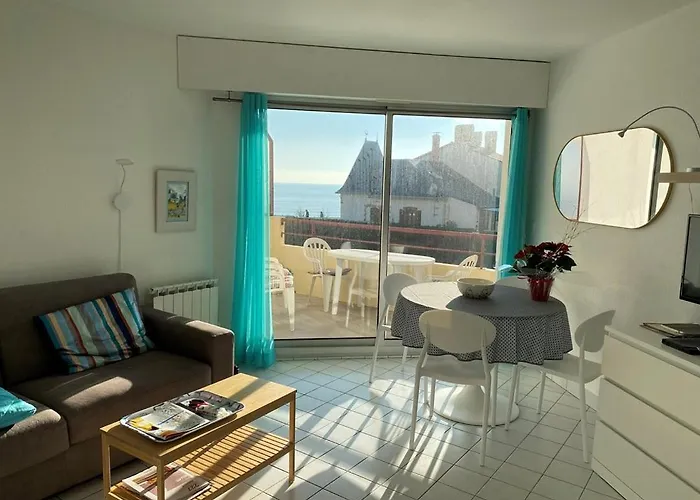 Le Boisvinet De La *