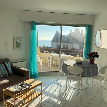 Le Boisvinet De La *